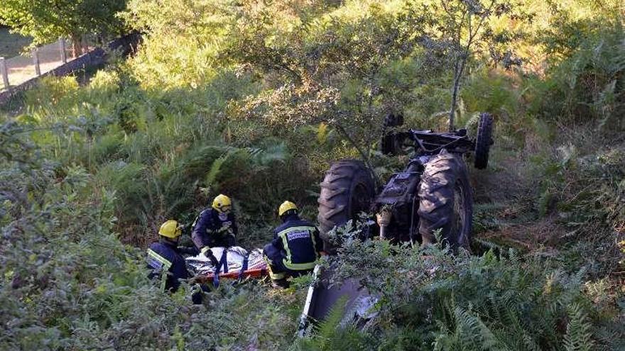 Fallece un hombre tras volcar el tractor que manejaba en una finca de Pontevedra