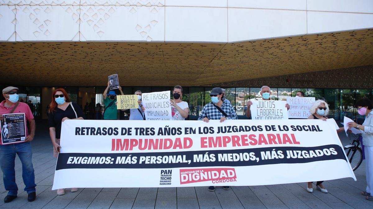 Concentración ante la Ciudad de la Justicia de Córdoba.