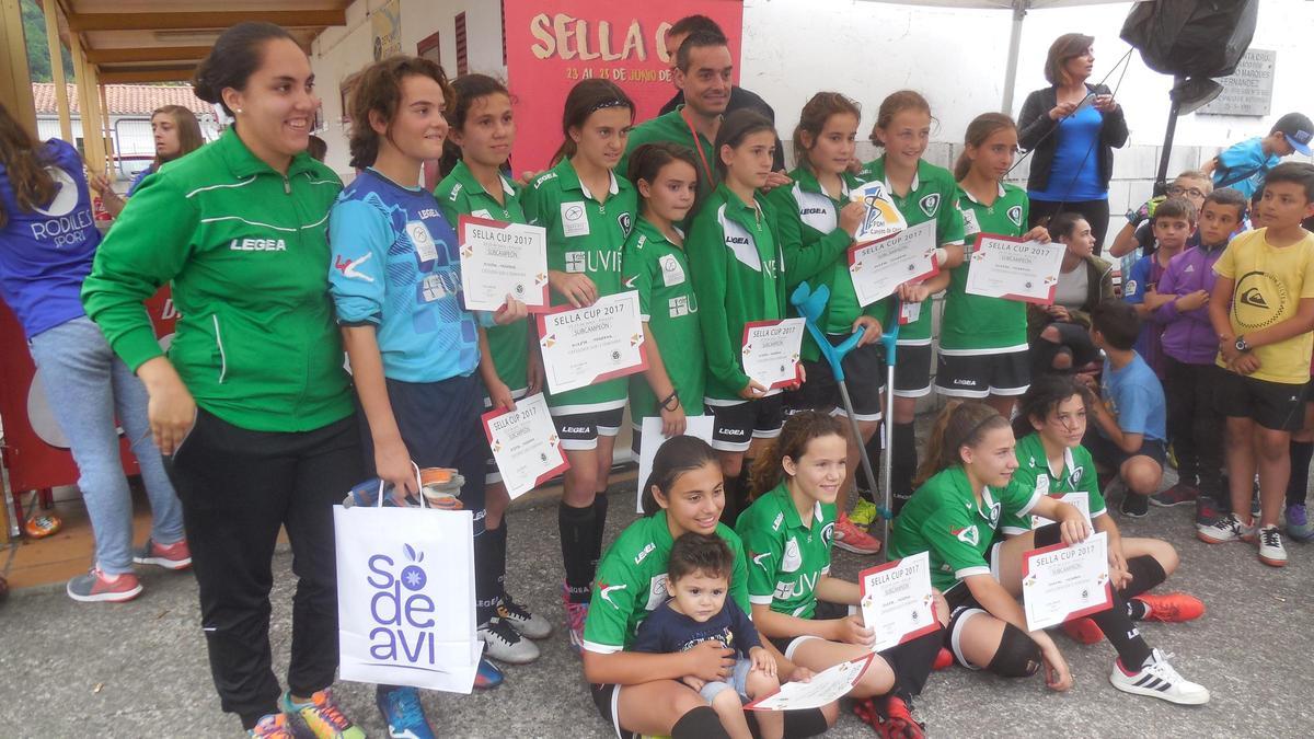 Integrantes del Oviedo Moderno femenino, subcampeonas del Sella Cup 2017 sub13.