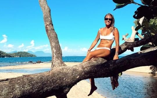 Bruna Manzoni Bravo posando en Ilha Grande