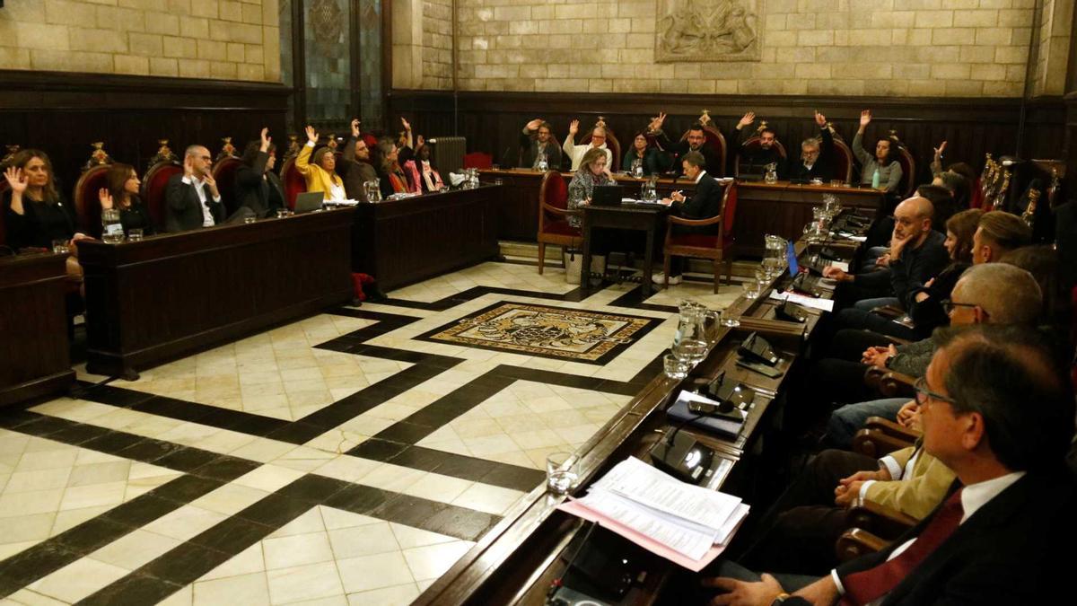 L'equip de govern de l'Ajuntament de Girona votant a favor de l'aprovació inicial del pressupost per al 2024.