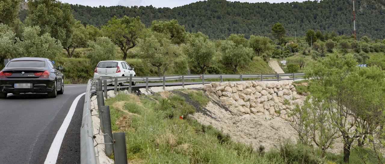 Tráfico en la carretera del Rebolcat, acceso a la A-7 desde el centro histórico de Alcoy, tras las obras realizadas.