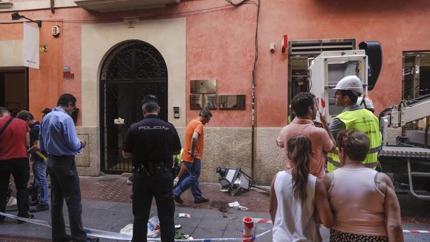 Policías y operarios el viernes junto a la farola que se desprendió en la calle Sant Miquel, en Palma.