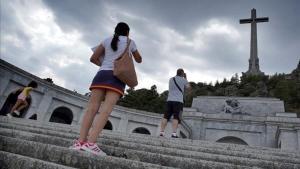 Visitantes fotografían la fachada del Valle de los Caídos, el agosto pasado.