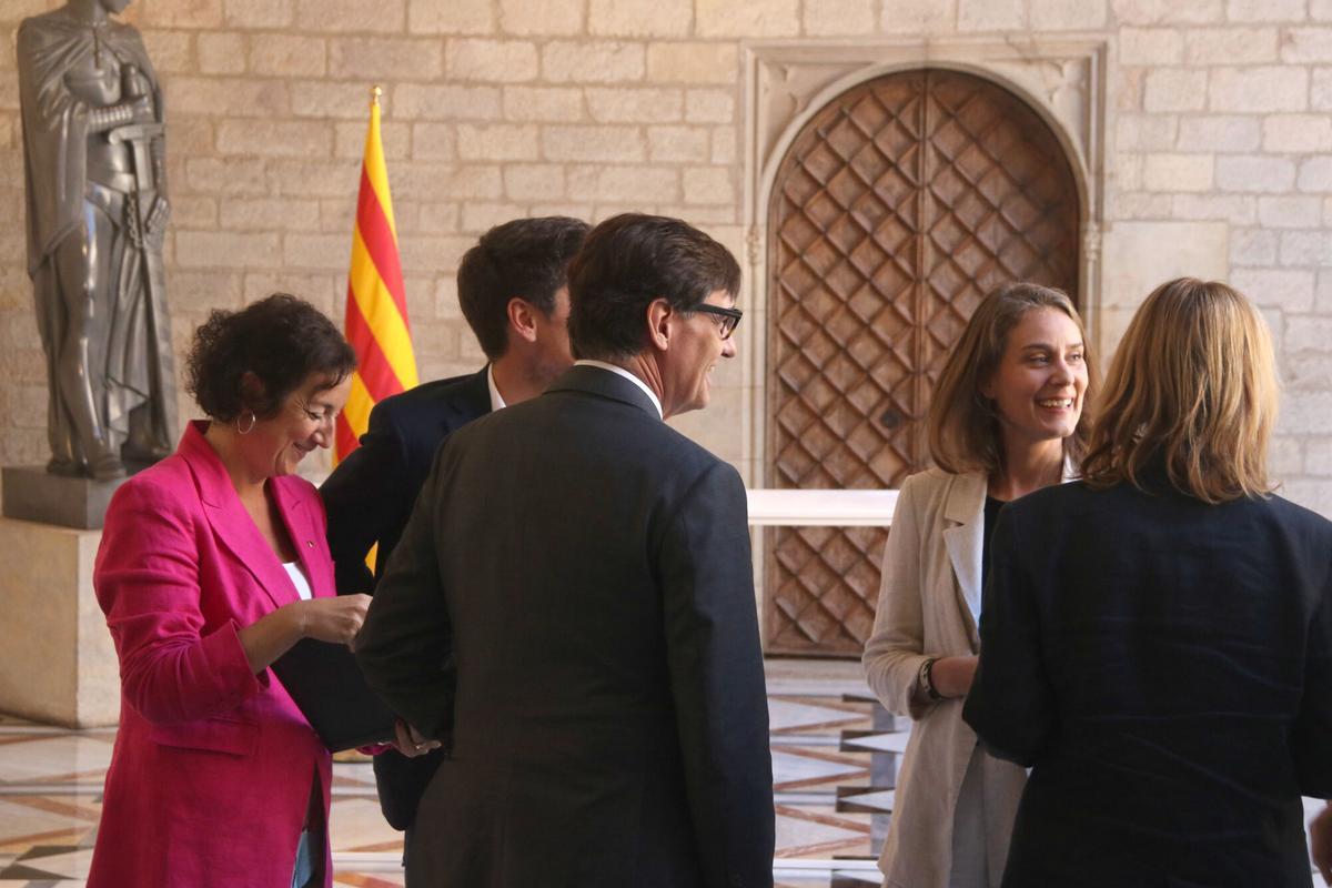 El president de la Generalitat, Salvador Illa; la líder dels Comuns, Jéssica Albiach; i la consellera d'Economia, Alícia Romero, parlant després de segellar l'acord pels pressupostos al Palau de la Generalitat