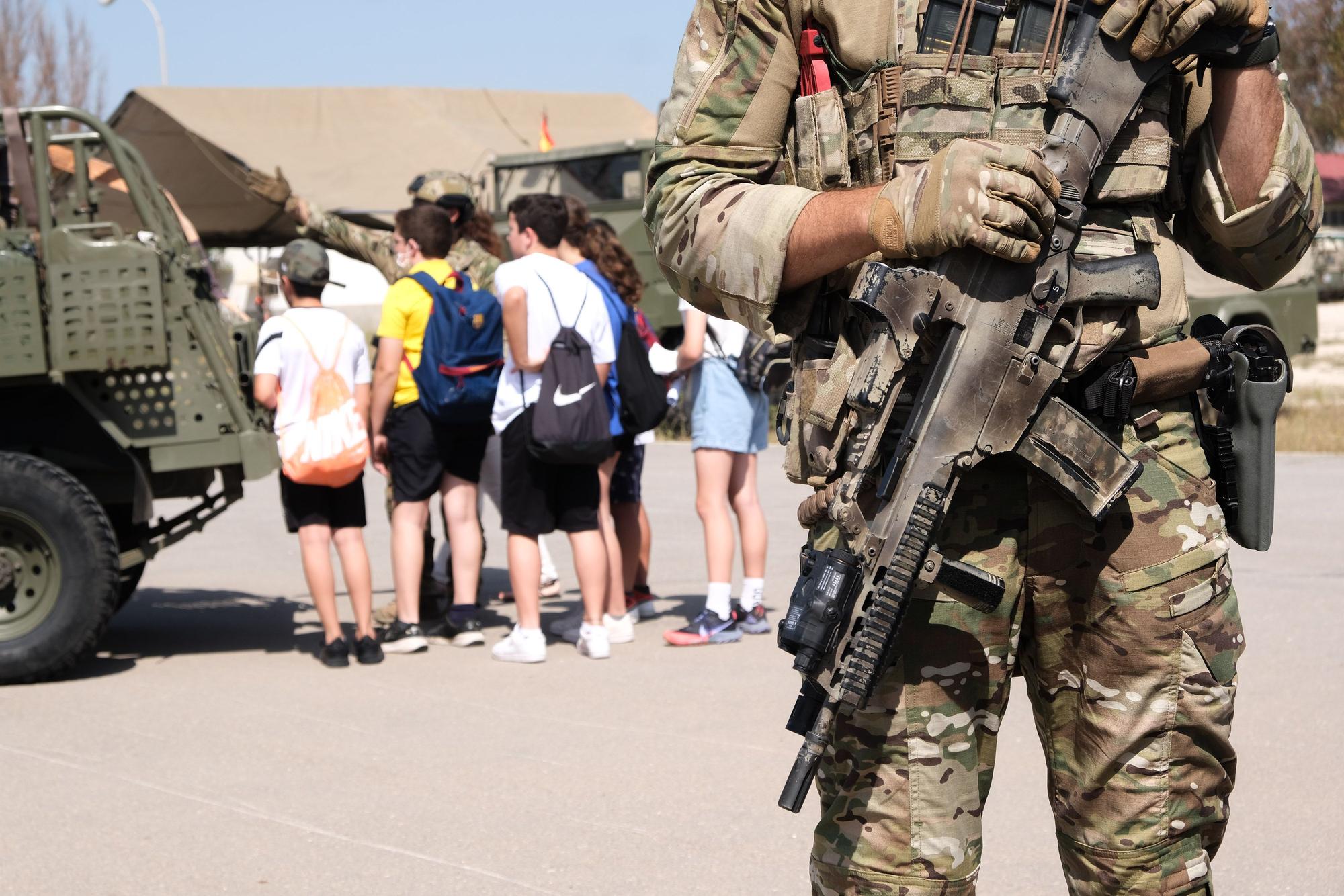 1600 niños de colegios de la provincia visitan la base militar del MOE en Rabasa