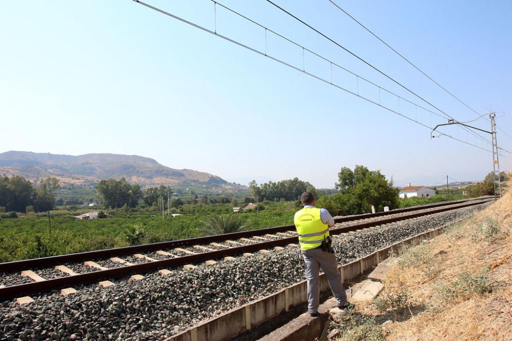 La menor era perdida de vista por sus padres cuando estos cenaban el miércoles por la noche, activándose un dispositivo de búsqueda. El cuerpo de la niña era localizado junto a la vía del tren