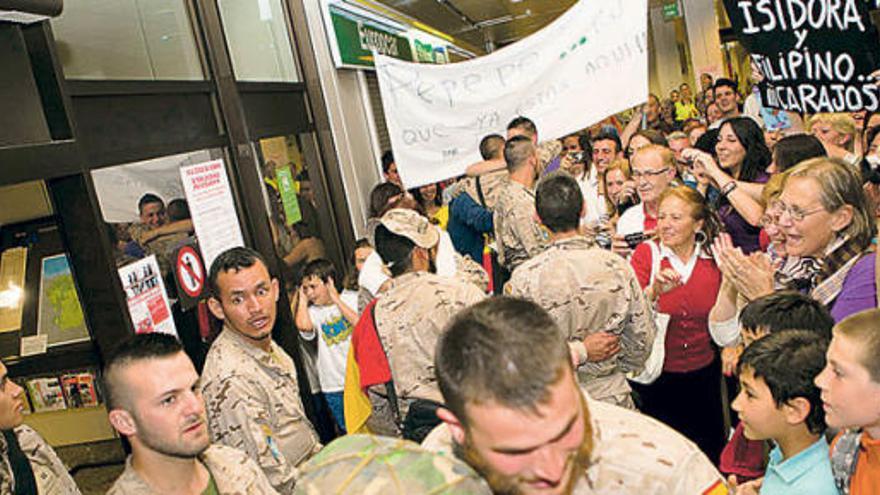 Soldados del Regimiento «Príncipe», jaleados por familiares y amigos, a su llegada al aeropuerto.