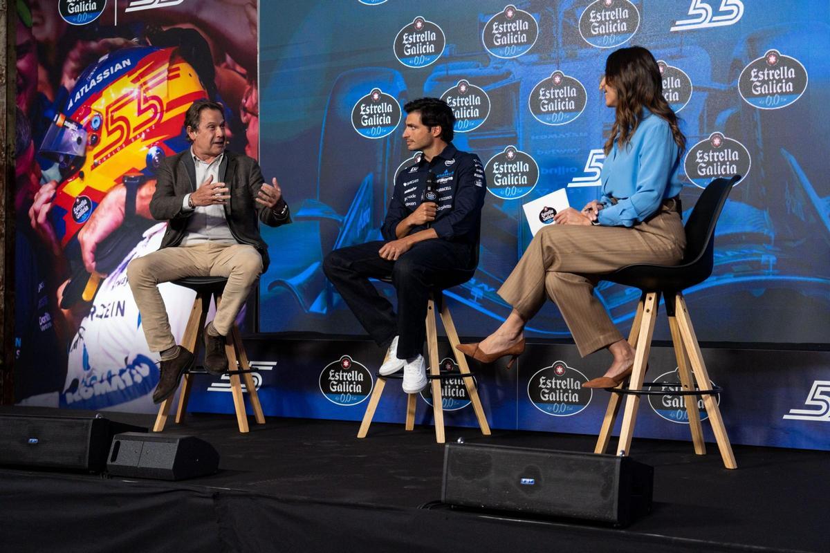 Ignacio Rivera, CEO de Estrella Galicia; Carlos Sainz, piloto de Williams; y la periodista Noemí de Miguel.