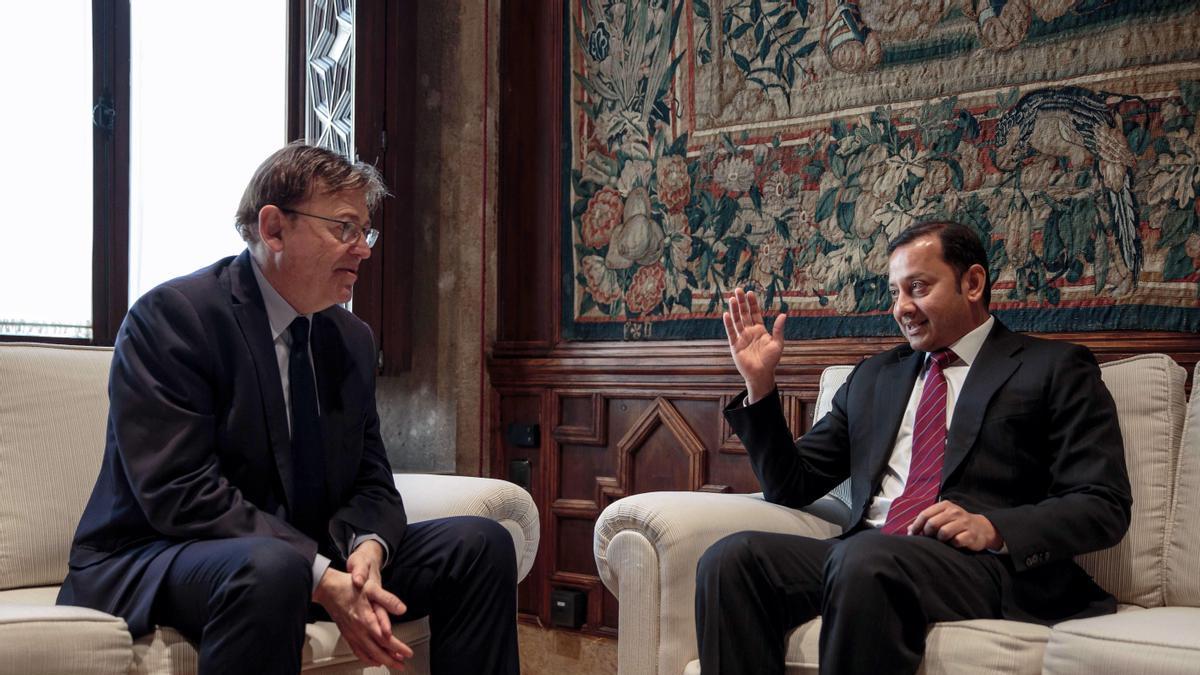 Ximo Puig, presidente de la Generalitat Valenciana, junto a Anil Murthy.