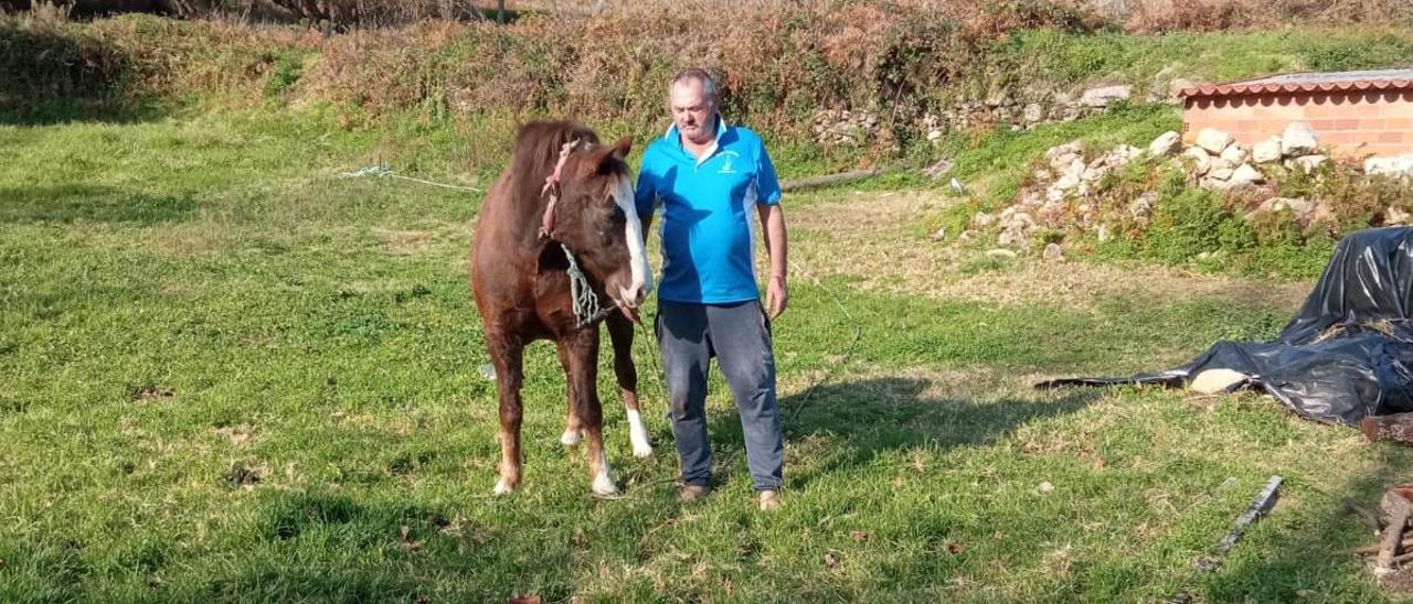 Pepe de Miro con &quot;Careta&quot;, en su casa en la isla de Ons.