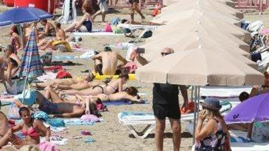 Turistas en una playa de Ibiza este verano.