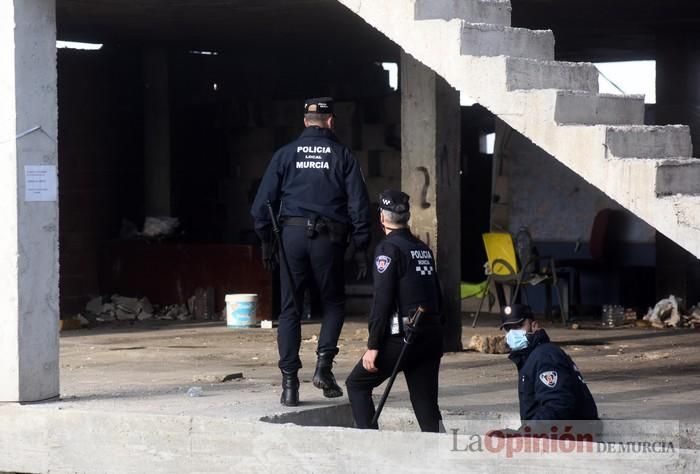 Tensión en San Pío X durante el desalojo de okupas en un edificio abandonado