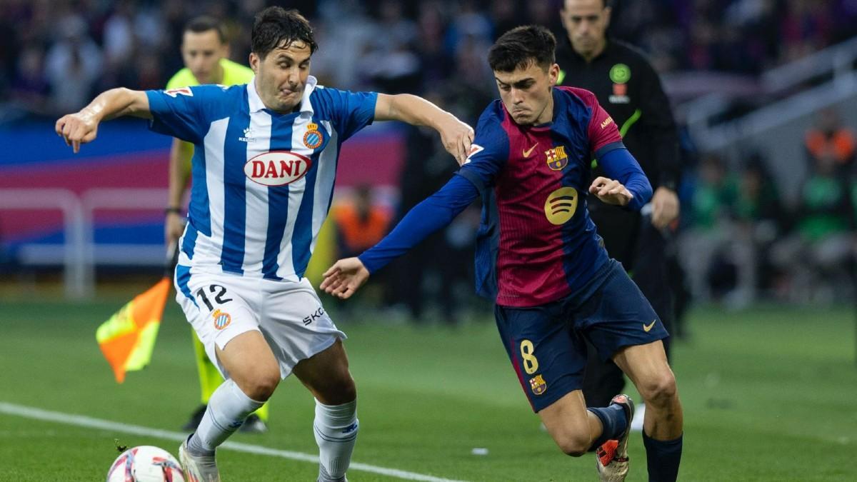 Pedri, en una acción del derbi