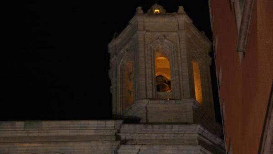 Imatge d&#039;arxiu de les campanes de la Catedral de Girona, de nit.