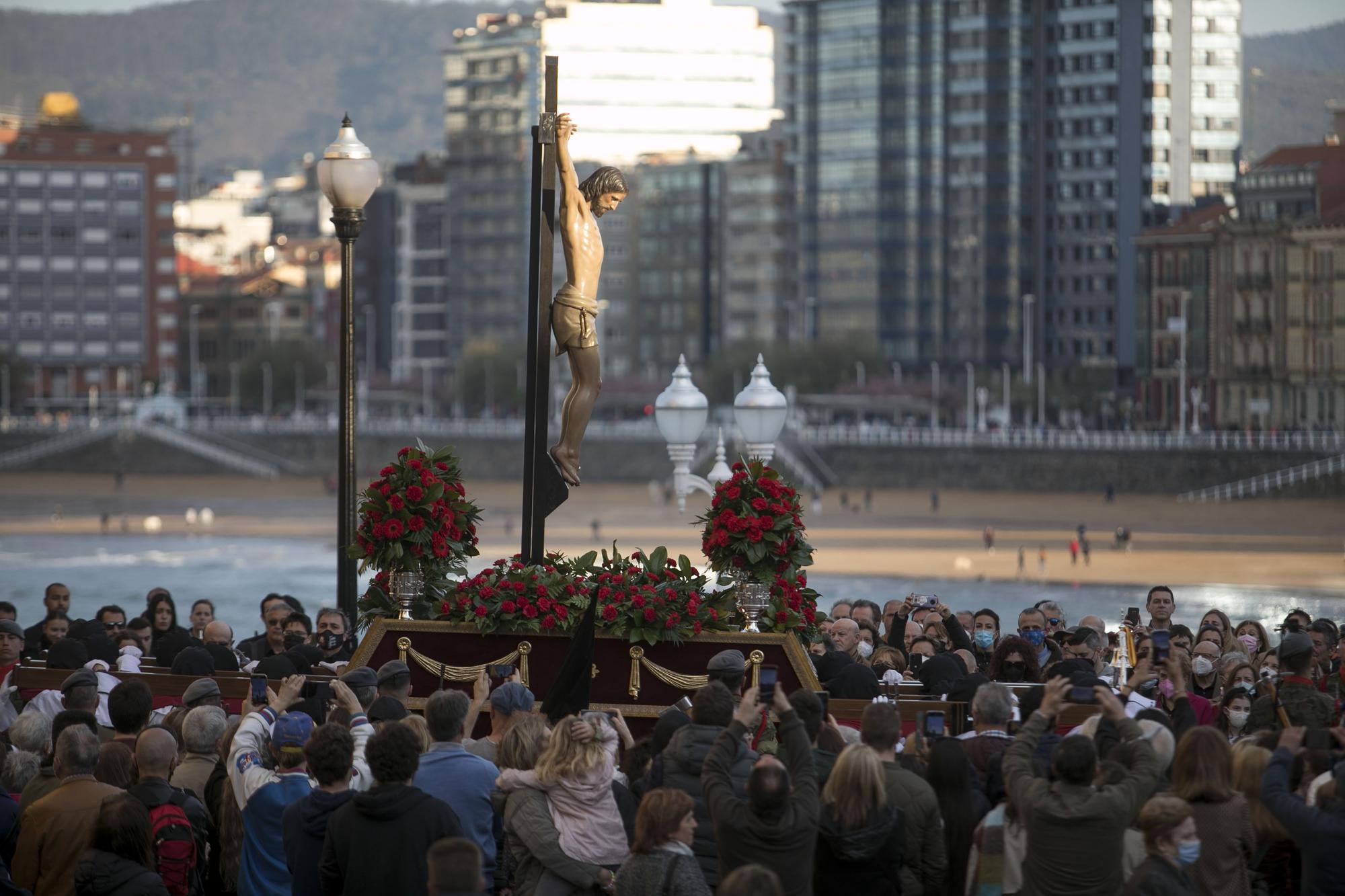 EN IMÁGENES: Gijón arropa al Cristo de los Mártires en su regreso a las calles