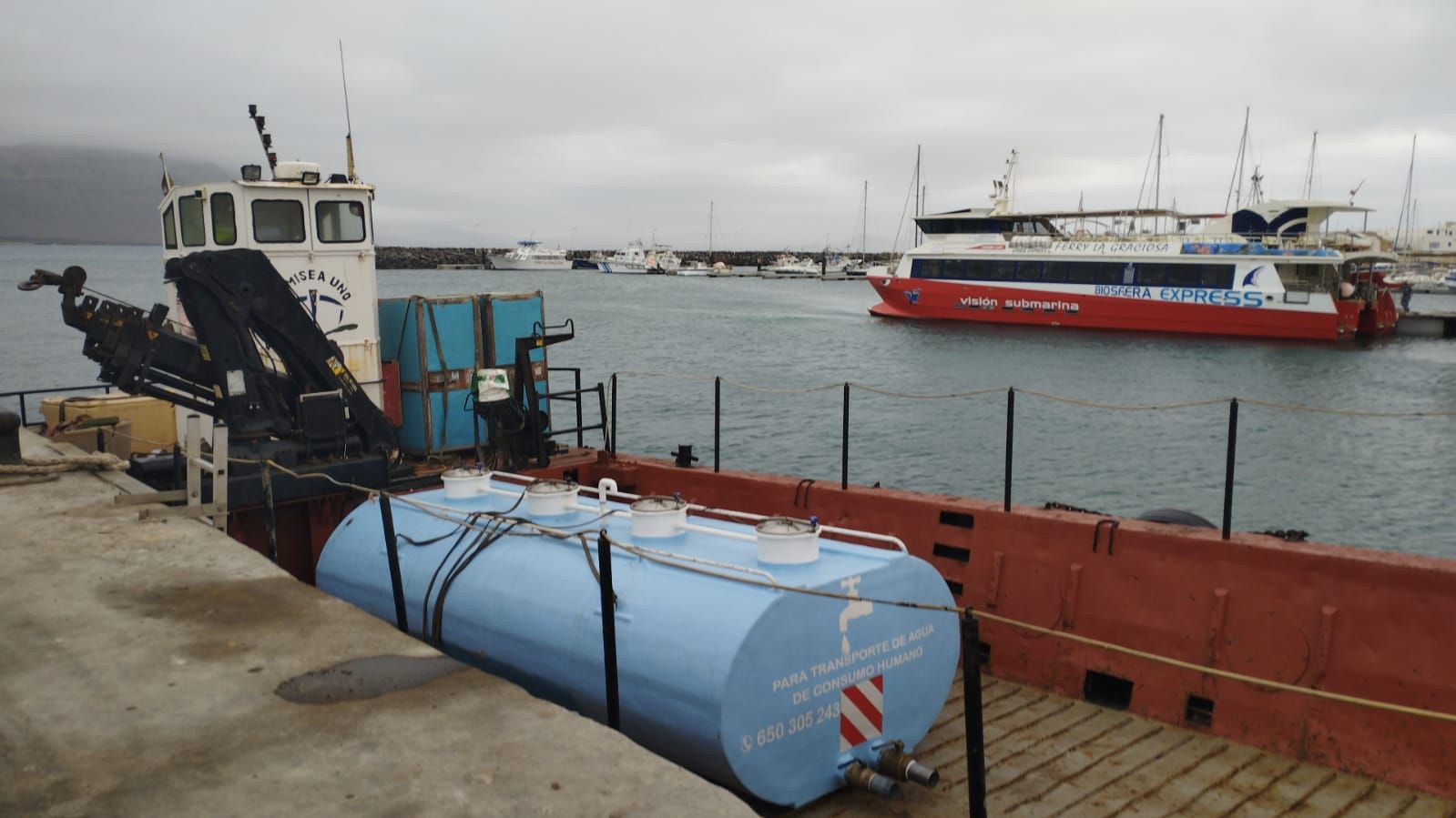 Traslado de la cisterna de Canal Gestión a La Graciosa para abastecer de agua a la población