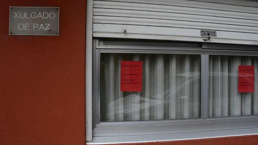 Juzgado de Paz e Moaña, afectado también por la huelga, con carteles en la ventana en donde se informa que solo se atienden los servicios mínimos de nacimientos y defunciones. // Gonalo Núñez