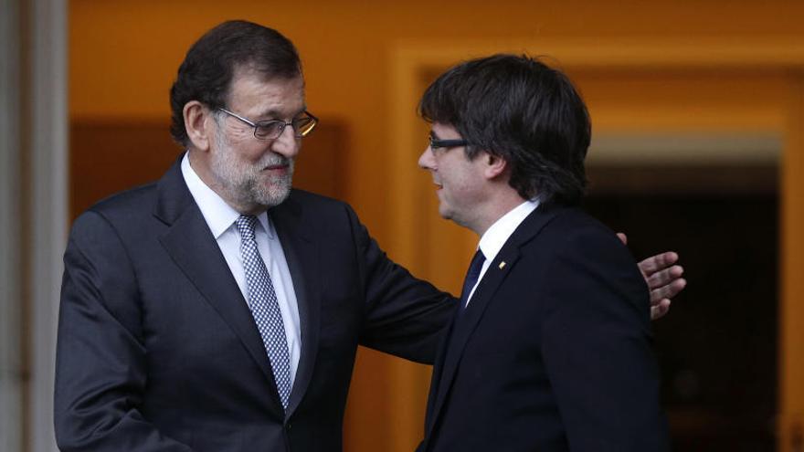 Rajoy y Puigdemont en una imagen de abril de 2016.