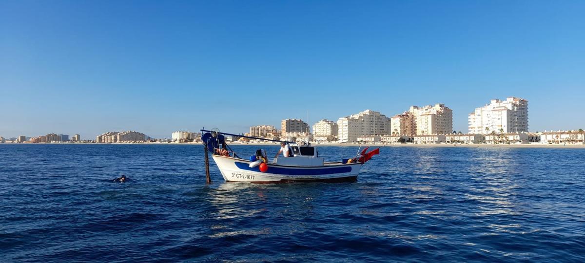 El Miteco, a través de la Dirección General de Biodiversidad, Bosques y Desertificación, en colaboración con el Gobierno regional y el sector pesquero, retira artes de pesca perdidas peligrosas para la biodiversidad frente a la Manga del Mar Menor
