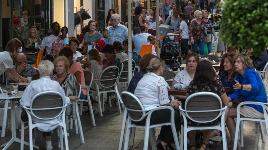 Terrazas de bares y cafeterías en el centro de Elche, en una imagen de archivo