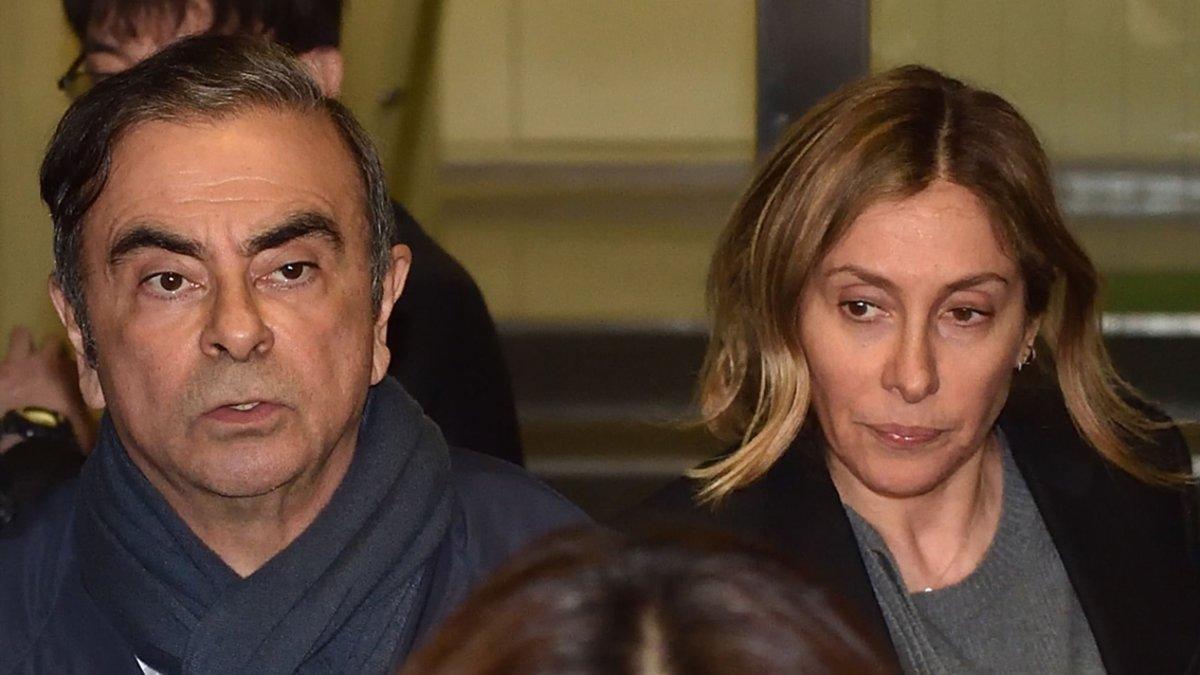 Carlos Ghosn el pasado jueves junto a su esposa, Carole, en Tokyo.