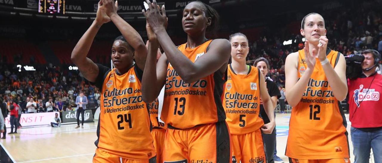 Las jugadoras del Valencia Basket agradecieron al público su apoyo en una temporada histórica.