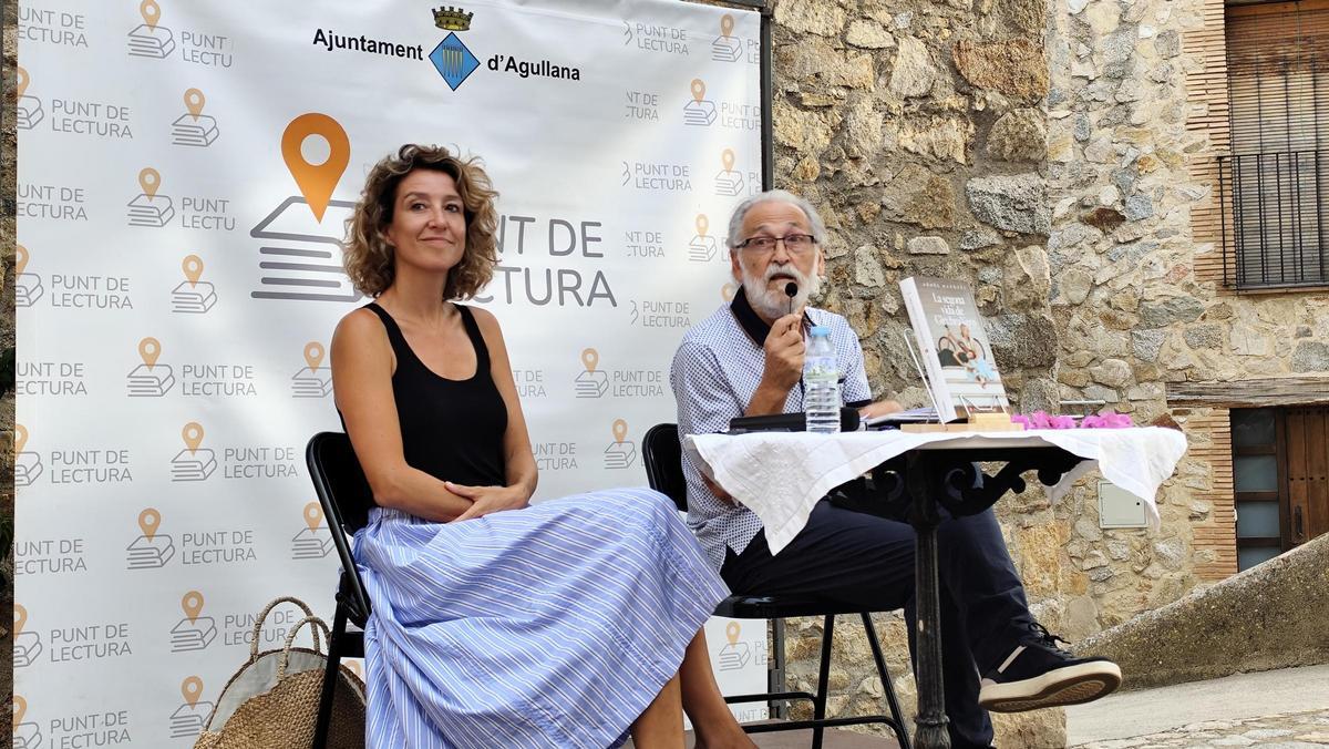 L'escriptora i periodista amb Enric Tubert, coordinador del cicle.