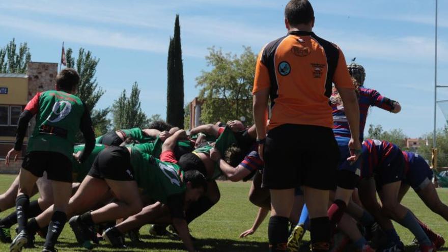 El equipo sub 18 en una melé de un reciente partido.