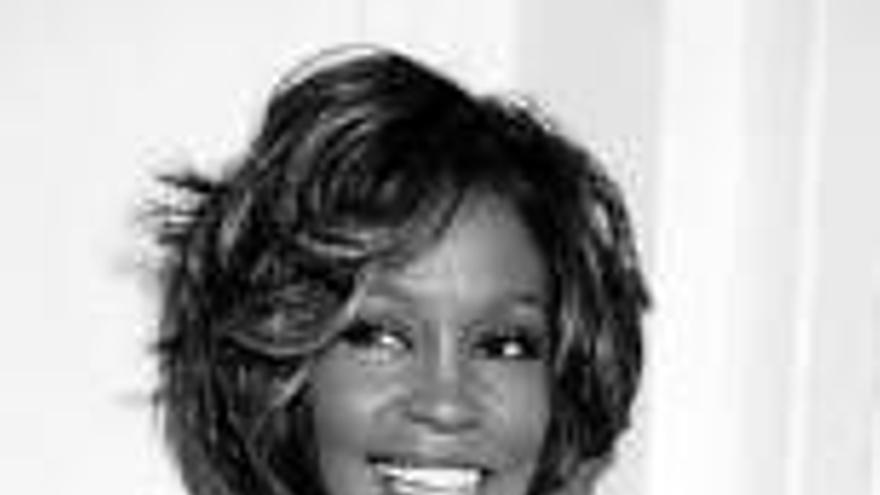 Whitney Houston reaparece radiante