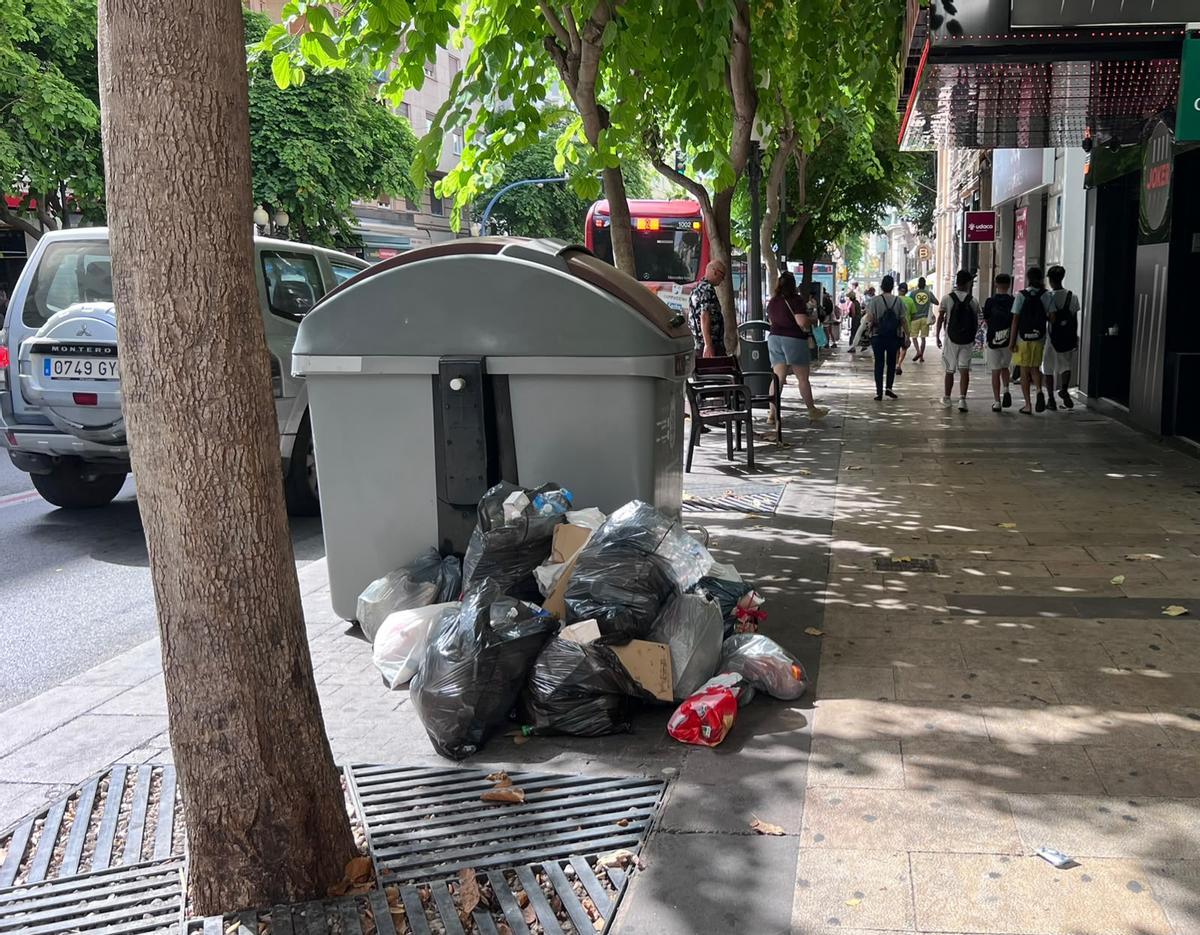 Basura sin recoger en la Rambla de Alicante