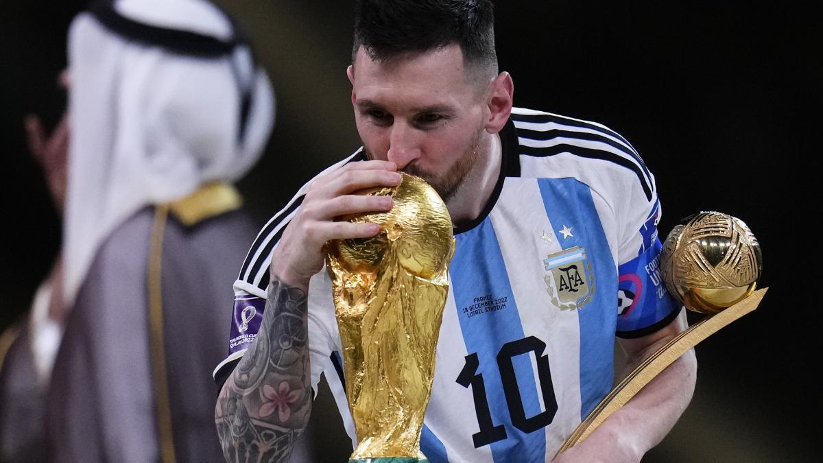 Leo Messi besa su ansiado Mundial tras conquistarlo en 2022, en Qatar.