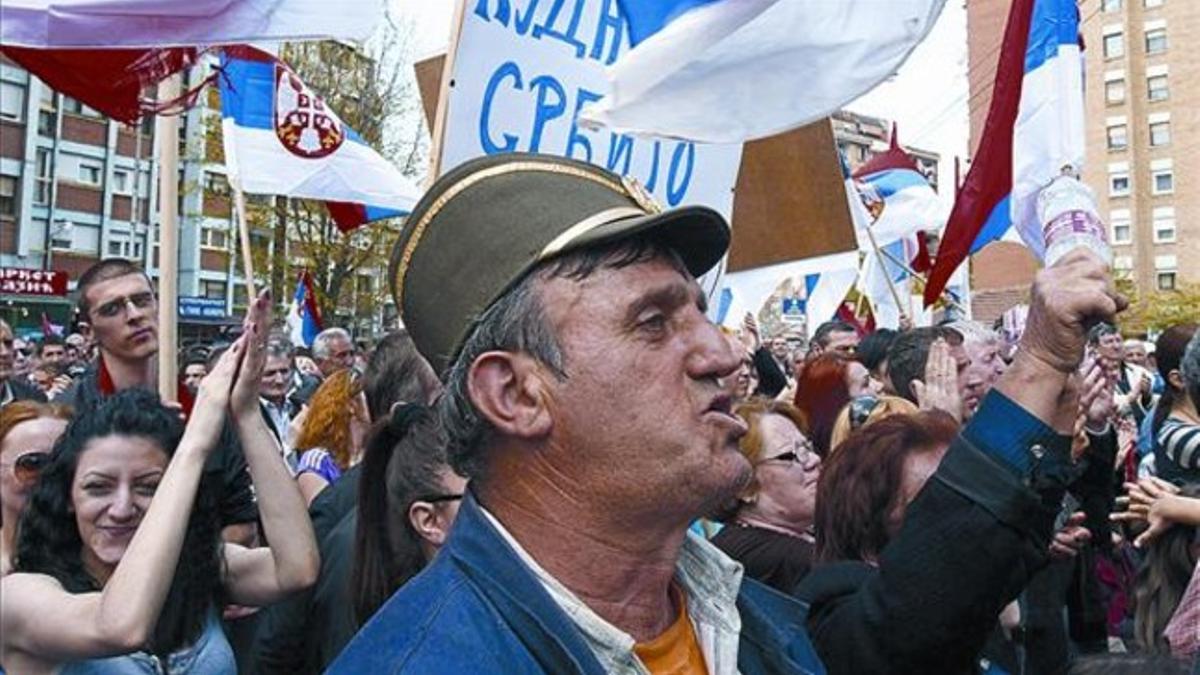 Un manifestante serbio grita entre la multitud contra el acuerdo entre Serbia y Kosovo, ayer en Mitrovica.
