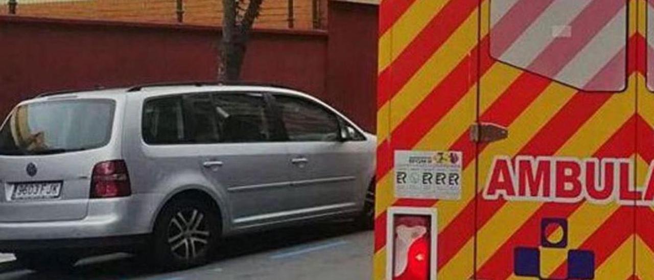 La ambulancia, frente al colegio Nazaret el día del suceso. | LNE