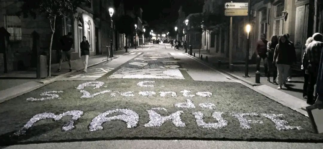 Un coductor destroza las alfombras florales del Corpus de Gondomar