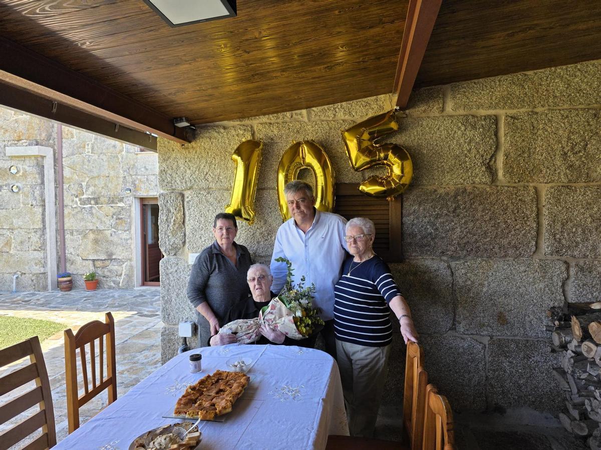 El alcalde, Juan Manuel Saborido, acudió a felicitar a María y le regaló un ramo de flores.