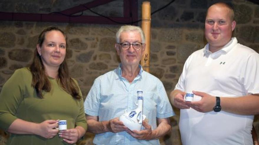 El alcalde, José Manuel Bello Maneiro, con dos de los ganadores. |   // CEDIDA