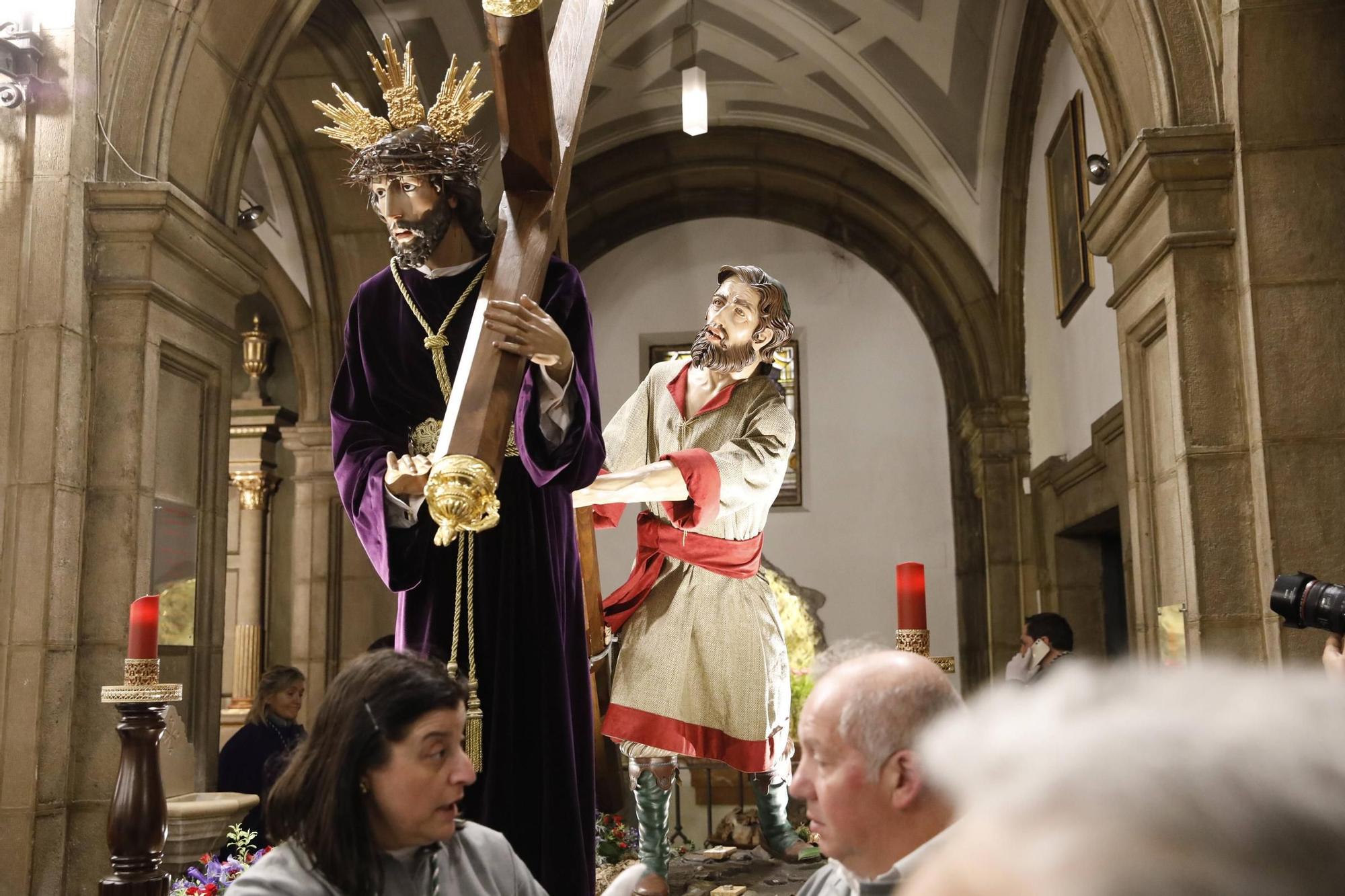 El mal tiempo obliga a suspender la procesión del Encuentro en Gijón