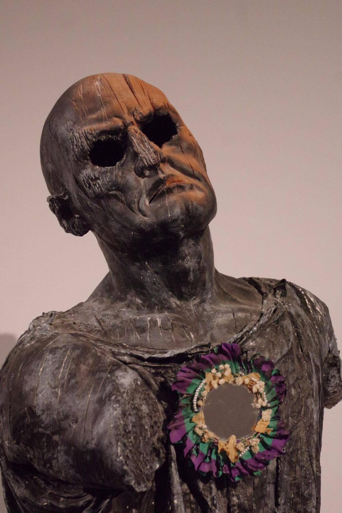 El escultor malagueño José Cano (2004) plantea una lectura emocional de los sucesos de mayo de 1931, 95 años después, en una exposición en la Agrupación de Cofradías