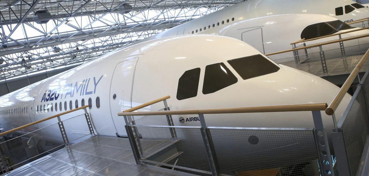 Der Airbus ist hauptsächlich an der runden Nase und dem Cockpitfenster mit der abgeknickten Ecke zu erkennen. | FOTO: FREDERIC SCHEIBER/DPA