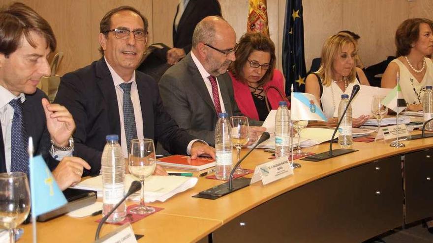 Valeriano Martínez (segundo por la izquierda), ayer en Madrid, en la reunión del Consejo de Política Fiscal y Financiera