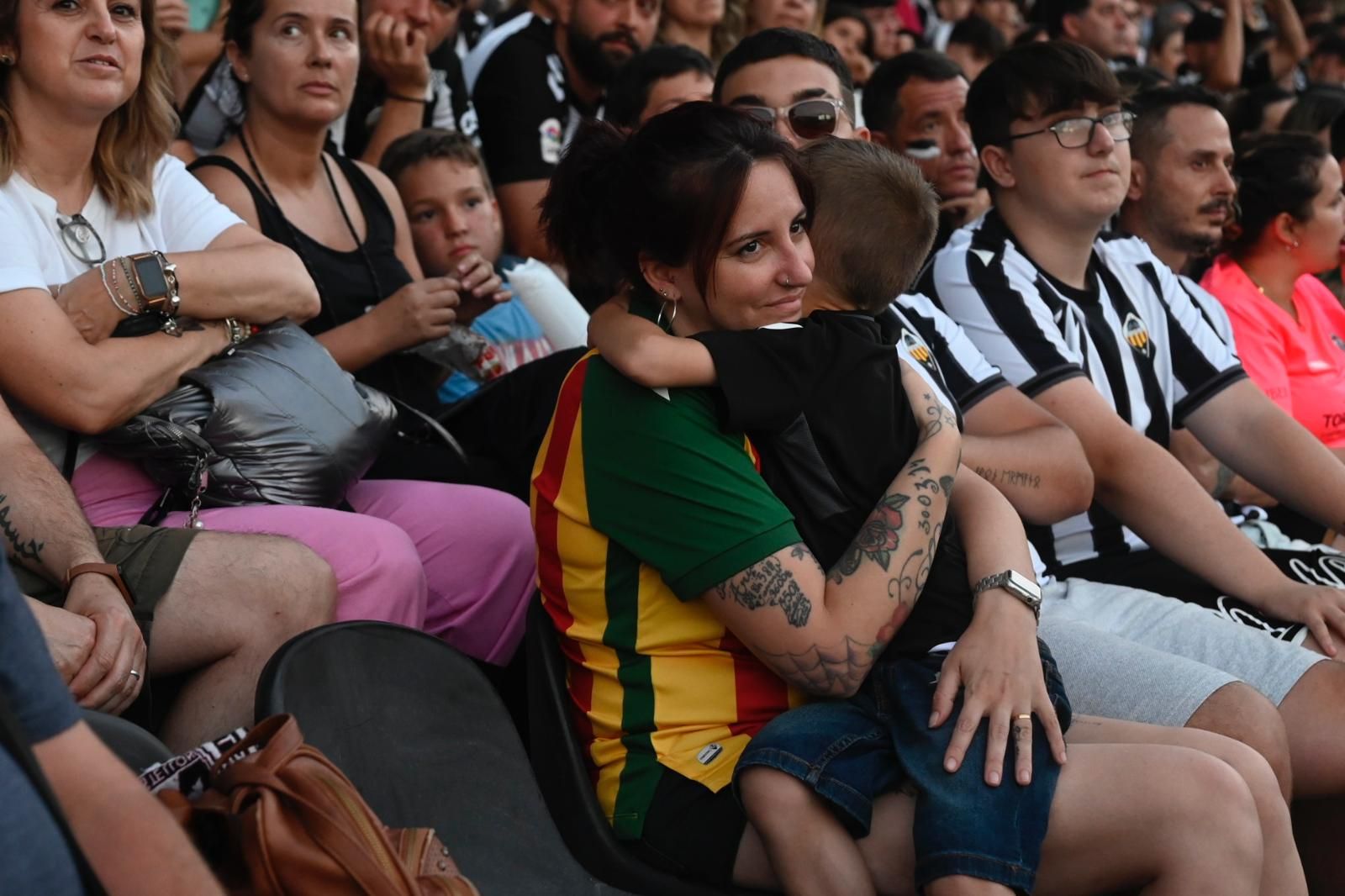 Así vive la afición albinegra el partido Alcorcón-Castellón