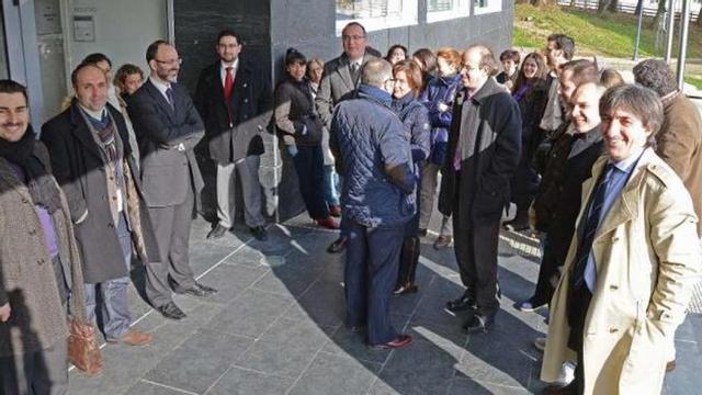 Una treintena de profesionales se concentró ayer a las puertas de los juzgados de Cangas.  // Gonzalo Núñez