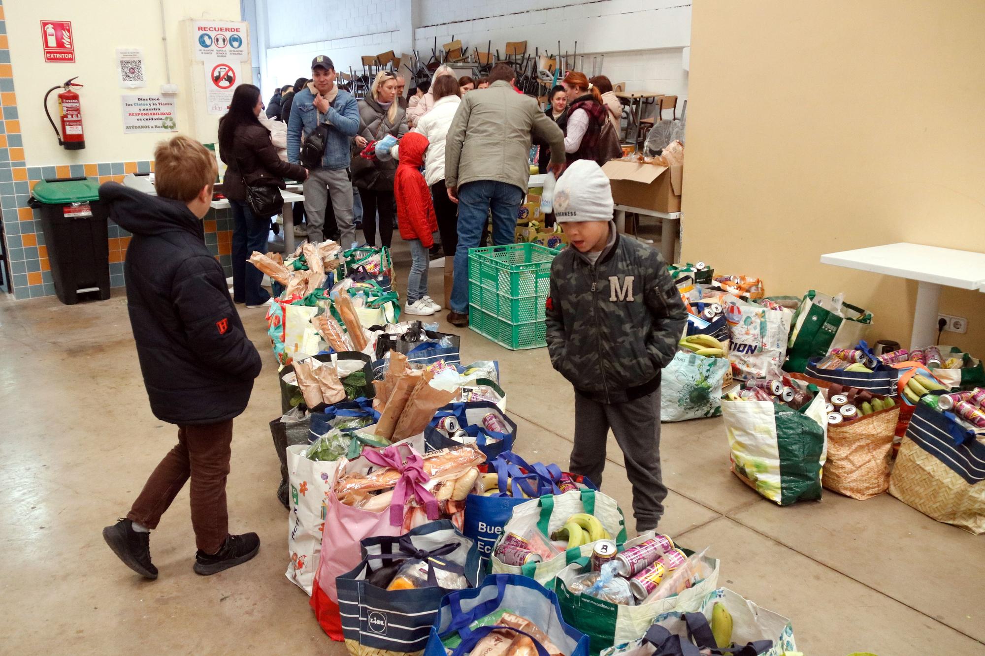 Aliments, roba i suport emocional per a 150 famílies ucraïneses refugiades a les comarques gironines