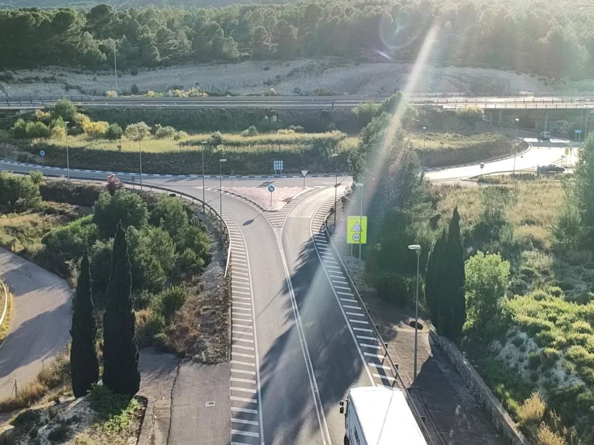 La rotonda de l'Olleria en primer término y arriba la autovía A-7 en la salida del túnel.