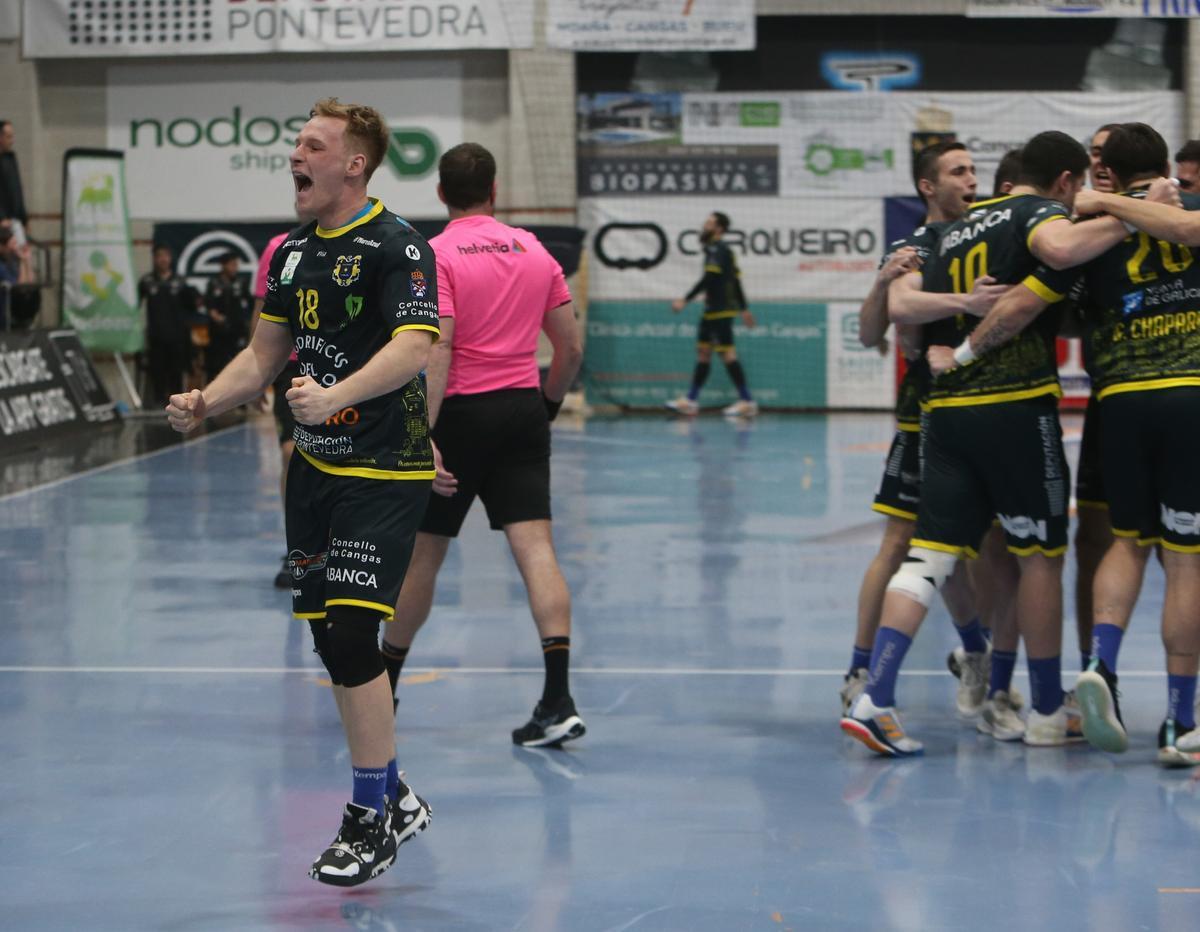 Rajmond Toth celebra la victoria del Cangas ante el Atlético Valladolid.