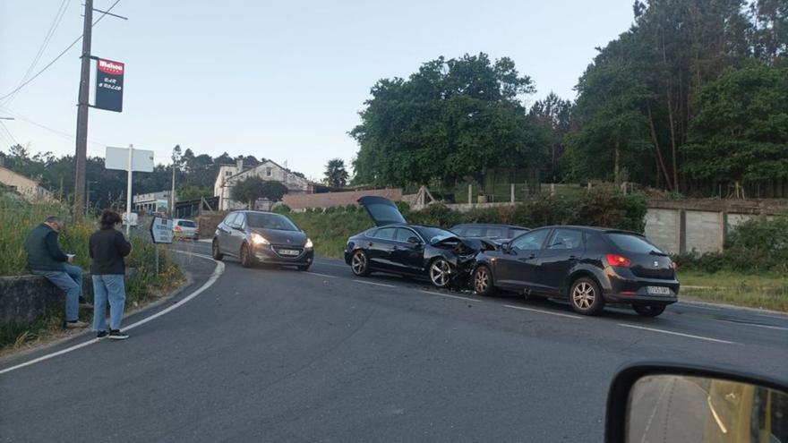 Dos vehículos colisionan en el cruce de O Rollo