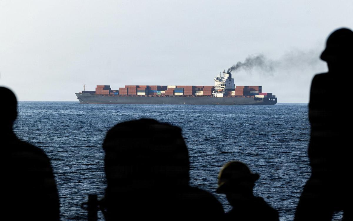 Marineros de la Armada de los Estados Unidos observan el buque de carga iraní M/V Touska el en el Golfo de Omán.