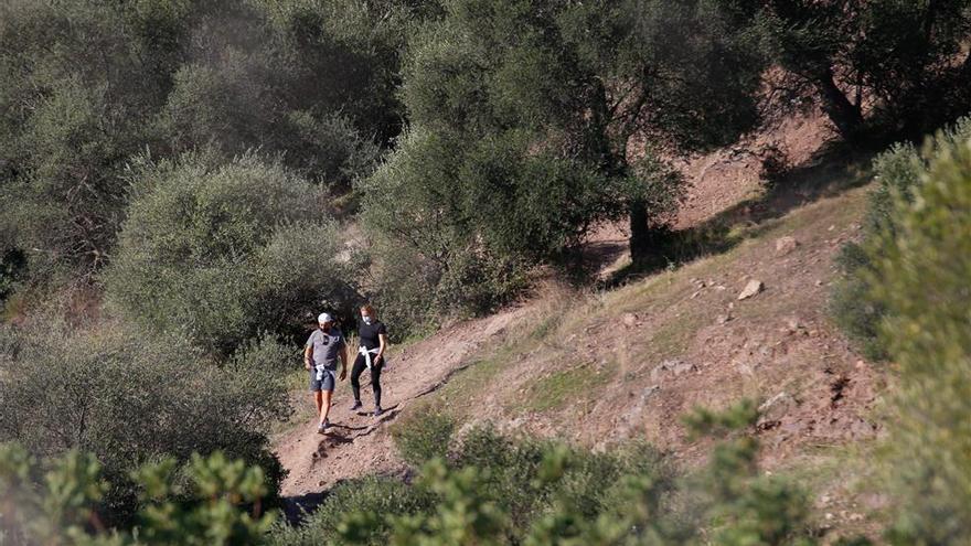 Dos personas hacen senderismo en la sierra de Córdoba.