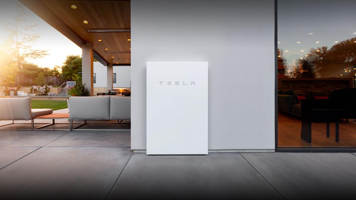 Tesla Powerwall es un sistema de batería integrado que almacena energía solar para uso residencial